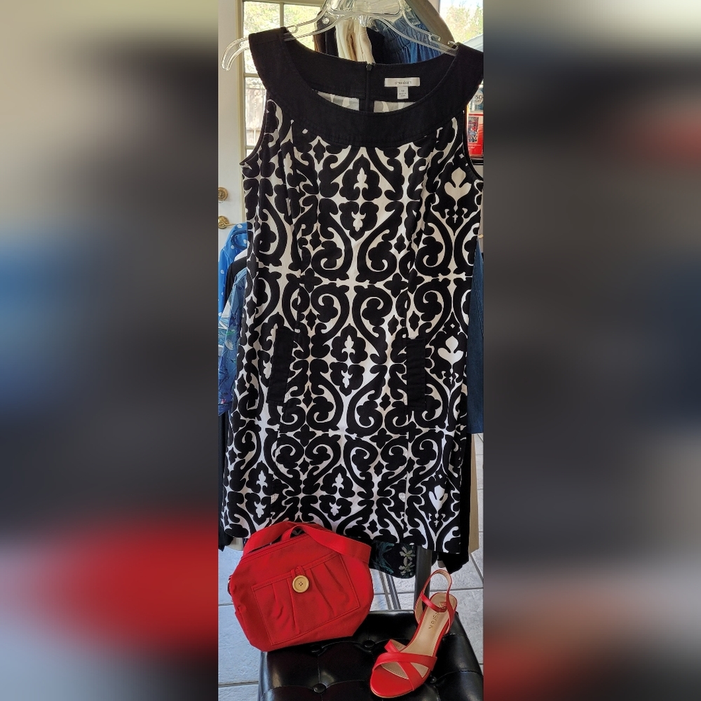 EUC Black & White bandeau neckline dress w/pockets